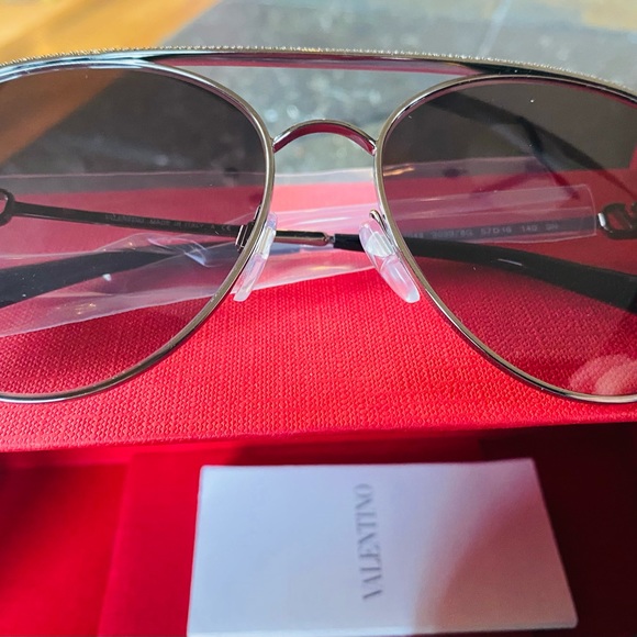 Brand new, never worn ladies Valentino sunglasses. - Picture 9 of 12